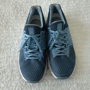 On Clouds women tennis shoes Size 9 1/2